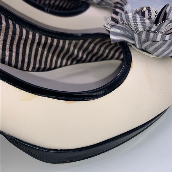 ANNE KLEIN HEELS | 3” HEEL | CREAM WITH BLACK & WHITE PINSTRIPE FLOWER | 8 - Picture 5 of 6